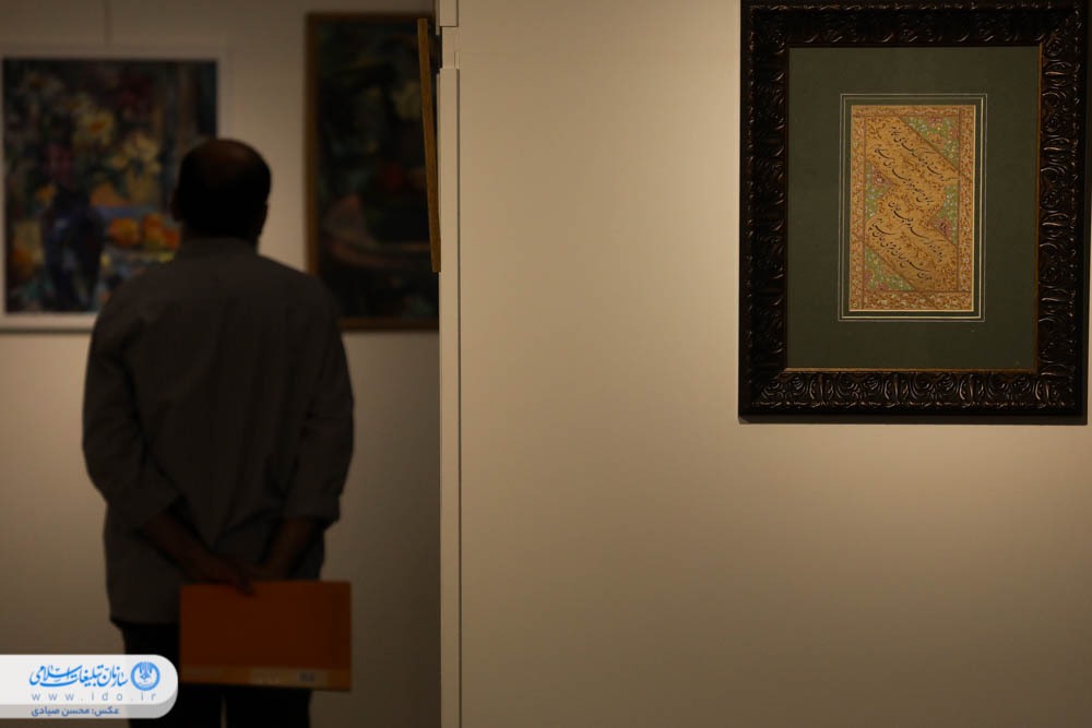 سری به تابلوهای رنگارنگ فاخر در نمایشگاه «چراغ راه» بزنید سری به تابلوهای رنگارنگ فاخر در نمایشگاه «چراغ راه» بزنید
