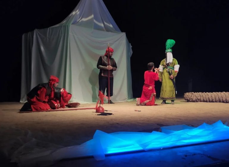 نمایش «فرات تشنه است» روی صحنه رفت نمایش «فرات تشنه است» روی صحنه رفت