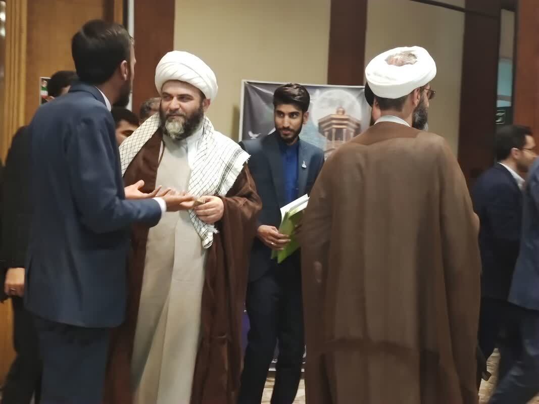 وظیفه حلقههای میانی؛ اصلاح حاکمیت و حمایت از مردم و گروههای مردمی است وظیفه حلقههای میانی؛ اصلاح حاکمیت و حمایت از مردم و گروههای مردمی است