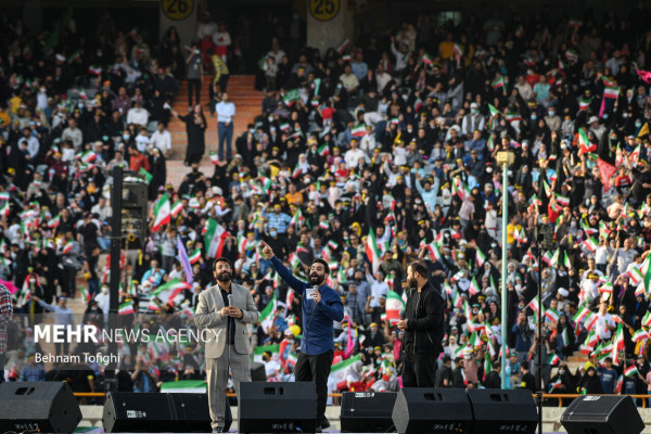 الإنشاد الجماعي لأنشودة «سلام فرمانده» في ملعب آزادي بطهران